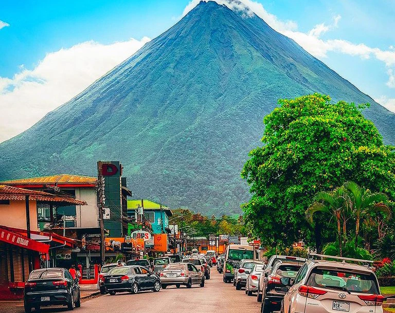 la fortuna downtown town city buildings arenal volcano costa rica