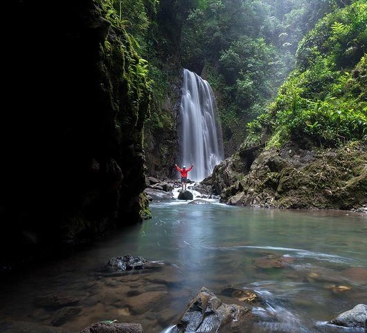 "Group of travelers on a 7 days hiking itinerary in Costa Rica exploring national parks with a guide"
